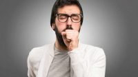 Ilustrasi lelaki menderita batuk berdahak (Shutterstock)