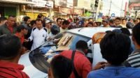 Mobil Honda Jazz warna putih yang dikendarai pelaku buron hingga terjadi aksi baku tembak dengan polisi di daerah Lampung Tengah. (Foto: Istimewa/va Saibumi.com)