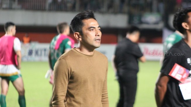 Pelatih PSS Sleman, Seto Nurdiyantoro, bernyanyi setelah menang atas PSM Makassar. (Suara.com/Irwan Febri Rialdi).