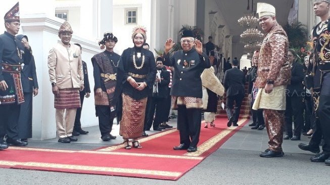 Gaya Wapres terpilih Ma'ruf Amin dengan busana adat khas Aceh. (Suara.com/Ummi HS)