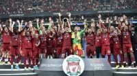Para pemain Liverpool merayakan trofi juara Piala Super Eropa di podium setelah mengalahkan Chelsea lewat adu penalti di Besiktas Park Stadium. OZAN KOSE / AFP
