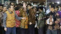 Ketua KPK Agus Rahardjo (tengah) bersama Wakil Ketua KPK Saut Situmorang (kiri), dan Wakil Ketua KPK Laode M Syarif memberikan keterangan pers di Gedung KPK, Jakarta, Jumat (13/9). [Suara.com/Arya Manggala]