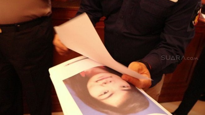 Polisi membeberkan foto Veronica Koman, tersangka kasus penyebaran hoaks. (Suara.com/Achmad Ali).