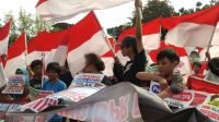Puluhan massa melakukan aksi di depan Gedung KPK, Kuningan, Jakarta. (Suara.com/Ria Rizki)