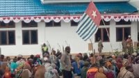 ILUSTRASI - Rakyat Papua di Deiyai saat duduki kantor bupati, 26 Agustus 2019. [Yuli Mote for SP]