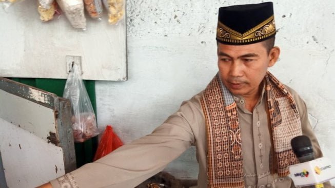 Junaedi (48), pemilik warung di RT06 RW12 Jalan Usaha, Cawang, di Jakarta. (Antara)