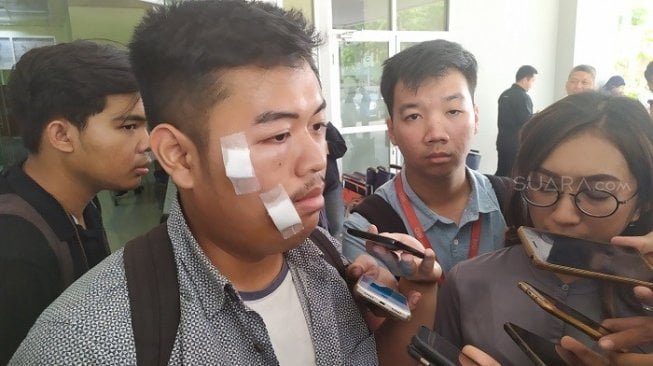 Mahasiswa Universitas Pertamina Jakarta, Naufal Nabil Sigerar saat ditemui wartawan di Rumah Sakit Pusat Pertamina. (Suara.com/Stephanus Aranditio).