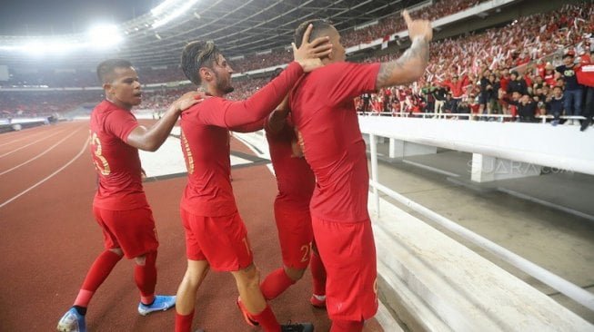 Penyerang Timnas Indonesia, Beto Goncalves (kanan) merayakan golnya di laga kontra Malaysia bersama rekan-rekannya, pada matchday 1 putaran kedua Kualifikasi Piala Dunia 2022 Zona Asia Grup G di SUGBK, Kamis (5/9/2019) malam WIB. [Suara.com / Arya MANGGALA]
