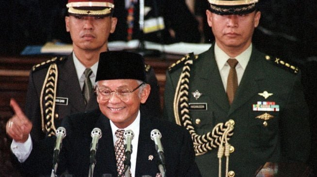 Presiden B.J.Habibie mengacungkan telunjuknya sambil berguyon pada pidatonya tentang RAPBN, di hadapan para anggota MPR/DPR, di Jakarta, Senin (4/1/1999). [Foto/ANTARA]