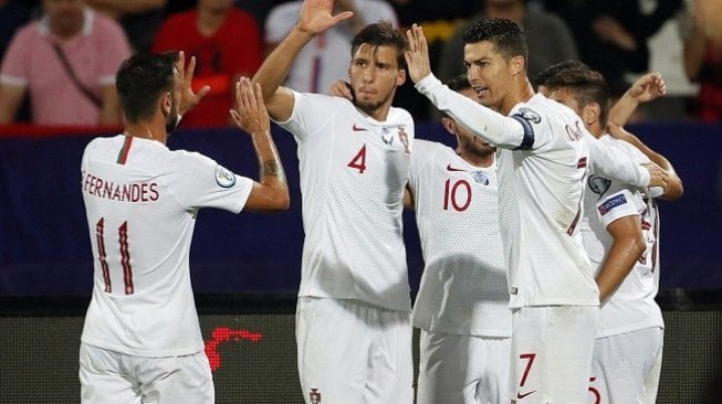 Para pemain Portugal merayakan gol kemenangan ke gawang Serbia di laga lanjutan Kualifikasi Piala Eropa 2020. (AFP)