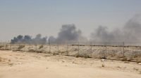 Kepulan asap hitam tampak membumbung di kawasan ladang minyak Aramco yang disebut diserang drone Al Houthi pada Sabtu (14/9/2019) waktu setempat. (AFP)