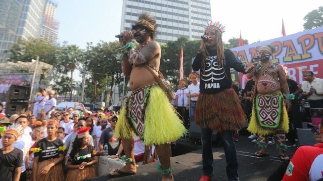 Masyarakat Papua di Jakarta menggelar acara Tari Yospan Papua di kawasan Car Free Day, Jakarta, Minggu (1/9/2019). [Suara.com/Arya Manggala]