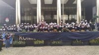 Aksi pegawai dan pimpinan KPK tutup gedung Merah Putih menolak RUU KPK. (Suara.com/Stephanus Aranditio)