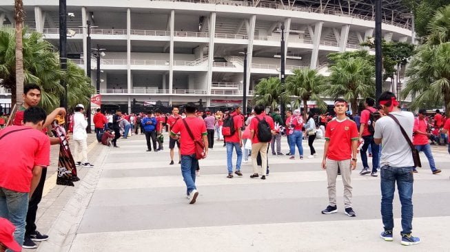 Suporter timnas Indonesia mulai memadati SUGBK jelang pertandingan melawan Malaysia, Kamis (5/9/2019). (Adie Prasetyo Nugraha/suara.com).