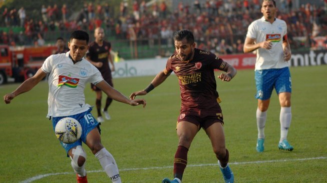Pemain PSM Makassar Zulham Zamrun (kedua kanan) berebut bola dengan pemain PSIS Semarang Frendi Saputra (kiri) dalam lanjutan Liga 1 2019. (Ist)