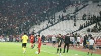 Polisi mengamankan suporter Indonesia yang berusaha menyerang suporter Malaysia saat pertandingan timnas Indonesia melawan timnas Malaysia pada Kualifikasi Piala Dunia 2022 Grup G Zona Asia di Stadion Gelora Bung Karno (GBK), Senayan, Jakarta, Kamis (5/9). [Suara.com/Arya Manggala]