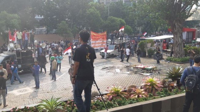 Demo rusuh di depan gedung KPK. (Suara.com/Welly Hidayat)