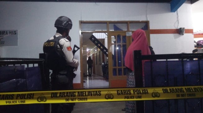 Tim Densus 88 Polda Jawa Barat melakukan penggeledahan pada kamar kontrakan di Kelurahan Cibeber, Kota Cimahi, Rabu (25/9/2019) pukul 20.00 WIB. [Ayobandung.com]