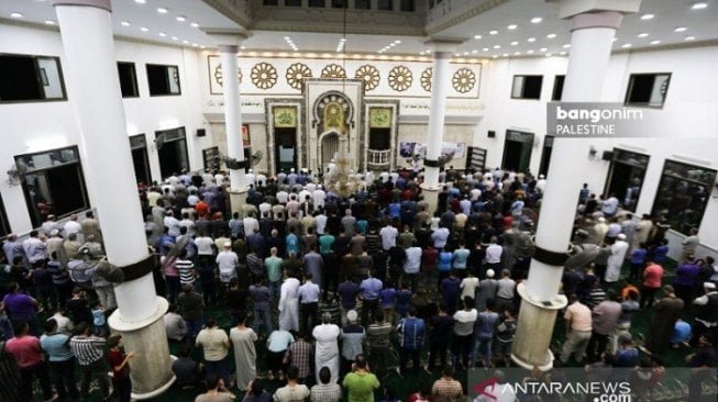 Ratusan umat Islam di Gaza, Palestina, menggelar salat gaib untuk menghormati dan menghargai wafatnya Presiden ke-3 RI Bacharuddin Jusuf Habibie atau BJ Habibie. [Antara]