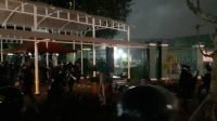 Pintu belakang gedung DPR dirusak saat demo mahasiswa. (Suara.com/Novian)