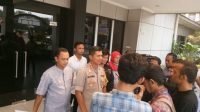 Polres Bekasi saat merilis pelaku pelecehan wanita hijab di lampu merah yang viral di media sosial. (Suara.com/Yacub).