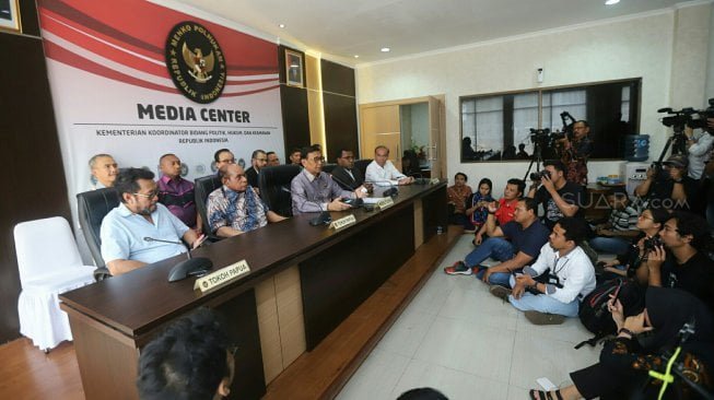 Menkopolhukam Wiranto (tengah) bersama para tokoh Papua dan Papua Barat menyampaikan keterangan terkait kondisi keamanan Papua di Jakarta, Jumat (30/8). [Suara.com/Arya Manggala]