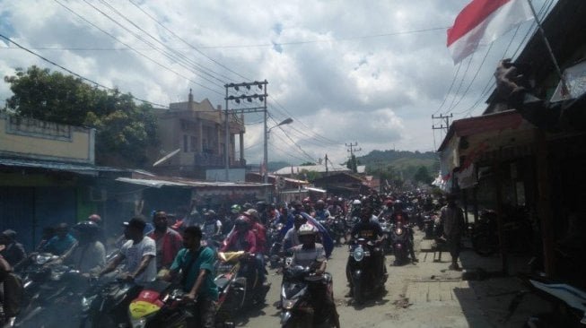 Penampakan massa melakukan aksi long march terkait demonstrasi di Papua. (Antara).