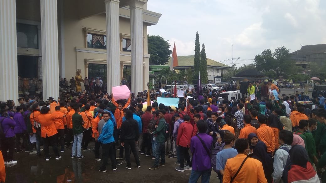 Massa mahasiswa dan siswa kembali demo tolak RUU di halaman kantor DPRD provinsi jambi. Foto: Yogi/uda/Jambiseru.com