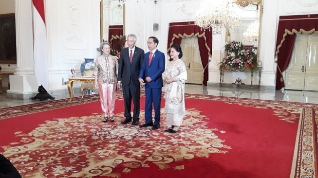 Presiden Joko Widodo atau Jokowi saat menyambut Perdana Menteri Singapura, Lee Hsien Loong bersama istri di Istana, Minggu (20/10/2019). (Suara.com/Ummi Hadyah Saleh)