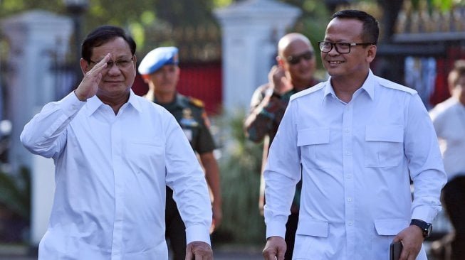 Ketua Umum Partai Gerindra Prabowo Subianto (kiri) didampingi Wakil Ketua Umum Edhy Prabowo berjalan memasuki kompleks Istana Kepresidenan, Jakarta, Senin (21/10). [ANTARA FOTO/Wahyu Putro]