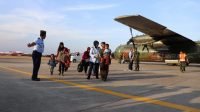 Sejumlah pengungsi tiba di Landasan Udara Halim Perdana Kusuma, Jakarta, Kamis (3/10). [Suara.com/Angga Budhiyanto]