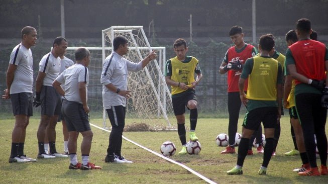 Pelatih timnas U-23 Indonesia, Indra Sjafri (keempat kiri) memberikan arahan saat latihan timnas U-23 Indonesia. (Ist)