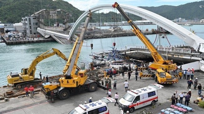 Tim rescue mengevakuasi korban jembatan ambruk di Taiwan pada Selasa (1/10/2019). (AFP)