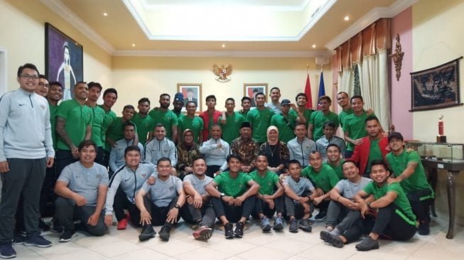 Skuat timnas Indonesia saat berkunjung ke kedutaan Besar Republik Indonesia di Dubai, UEA, Senin (7/10/2019). (dok. PSSI).