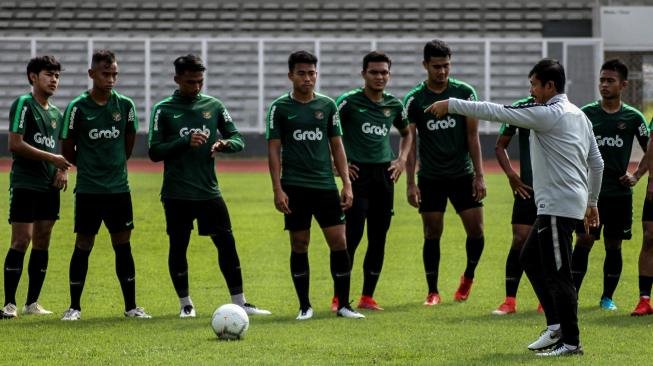Pelatih Timnas Indonesia U-22 Indra Sjafri (kedua kanan) memberikan intruksi kepada pemain saat sesi latihan . (Ist)