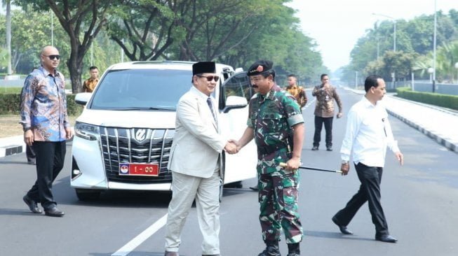 Menhan Prabowo saat temui Panglima TNI Marsekal TNI Hadi Tjahjanto di Mabes TNI, Cilangkap. (foto Twitter @prabowo)