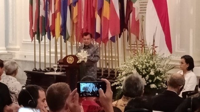 Wakil Presiden Jusuf Kalla menyampaikan pidato terakhirnya di kantor Kementerian Luar Negeri, Jumat (18/10/2019). [Suara.com/Ria Rizki Nirmala Sari]
