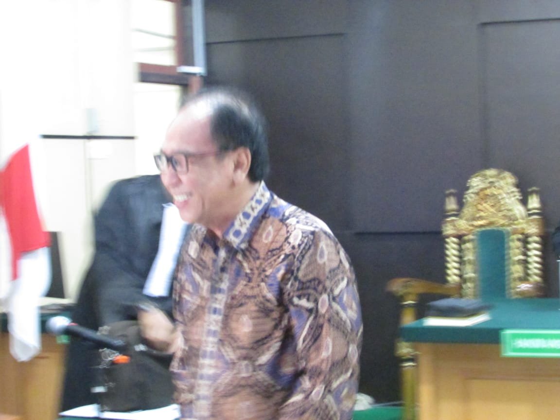 Joe Fandy Yoesman alias Asiang terdakwa kasus suap RAPBD provinsi jambi terlihat tersenyum setelah persidangan. Foto: Yogi/Jambiseru.com