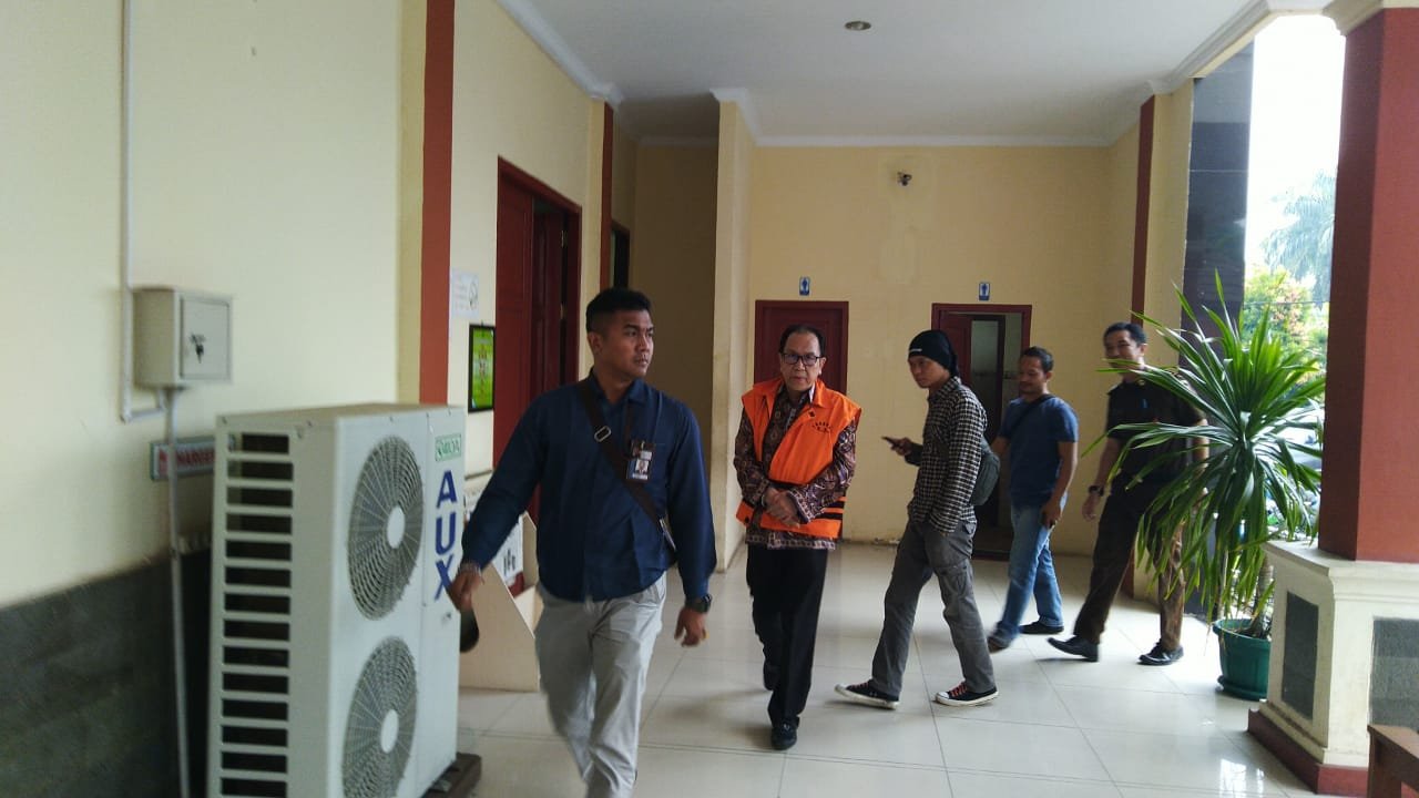 Joe Fandy Yoesman alias Asiang saat tiba di pangadilan. Foto: Yogi/Jambiseru.com