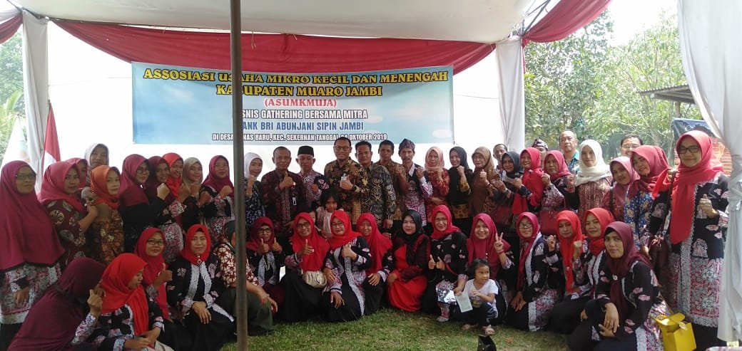 Kadis Koperasi UKM Perindag Muaro Jambi, Nur Subiantoro foto bersama peserta acara Bisnis Gathering di kecamatan sekernan. Foto: Uda/Jambiseru.com