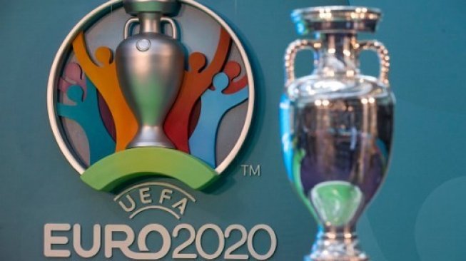 Logo Piala Eropa 2020 disamping trofi. (JUSTIN TALLIS / AFP)