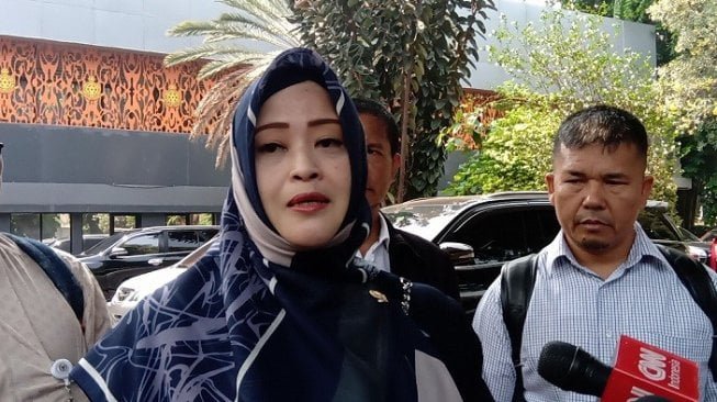 Anggota DPD RI, Fahira Idris, memenuhi panggilan penyidik Polda Metro Jaya, Jumat (8/11/2019). (Suara.com/Yosea Arga)