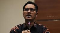 Juru Bicara KPK Febri Diansyah memberi keterangan pers di Gedung KPK, Jakarta. [Suara.com/Muhaimin A Untung]