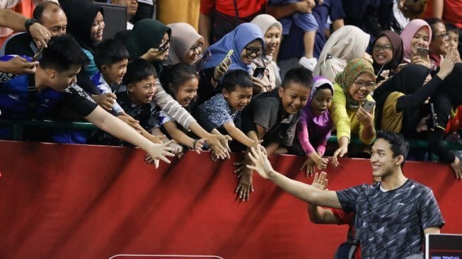 Pebulutangkis tunggal putra Indonesia, Jonatan Christie, menyapa para penggemar yang menyaksikan Kejurnas PBSI 2019 di GOR Dempo Jakabaring Sport City, Palembang, Sumatera Selatan, Minggu (24/11). [Humas PBSI]