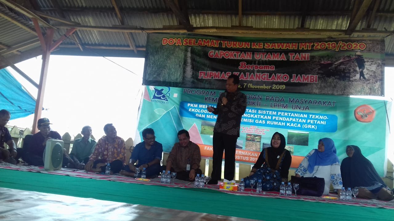 Wakil Bupati Muaro Jambi, Bambang Bayu Suseno memberi kata sambutan saat menghadiri kegiatan doa selamat turun ke sawah di desa pudak. Foto: Uda/Jambiseru.com