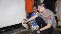 Kapolres Jember AKBP Alfian Nurrizal saat memantau pembongkaran lantai mushalla untuk autopsi jasad korban pembunuhan yang dicor, Senin (4/11/2019). (Antara).
