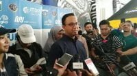 Gubernur DKI Jakarta Anies Baswedan saat ikut uji coba tahap dua jalur sepeda. (Suara.com/Fakhri).