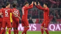 Para pemain Bayern Muenchen merayakan gol usai menang telak 4-0 saat menjamu Borussia Dortmund di laga lanjutan Bundesliga Jerman di Allianz Arena, Minggu (10/11/2019) dini hari WIB. (Foto: AFP)