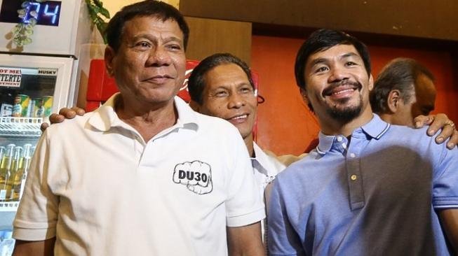 Ikon tinju dunia asal Filipina, Manny Pacquiao (kanan), bersama Presiden Filipina Rodrigo Duterte. [AFP/Manman Dejeto]