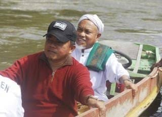 Al Haris bersama Buya Satar dalam satu biduk beberapa waktu lalu. Foto: Jambiseru.com